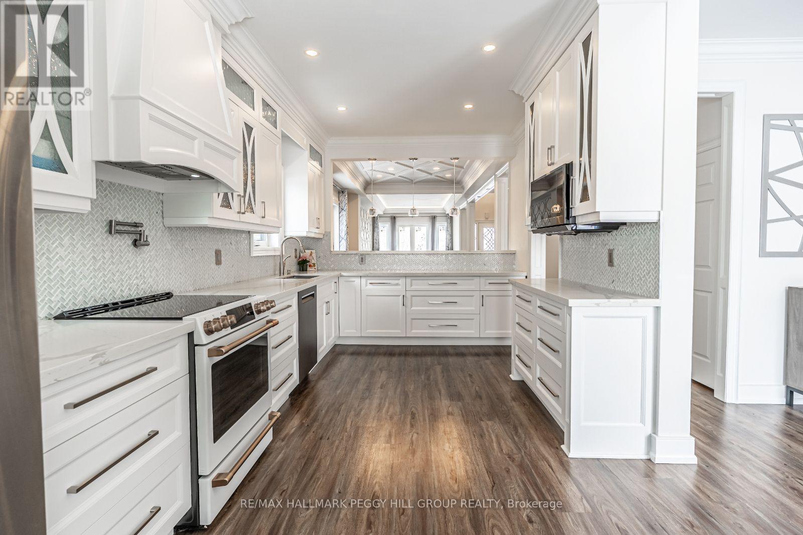 99 Mcintyre Drive, Barrie, ON - Indoor Photo Showing Kitchen With Upgraded Kitchen