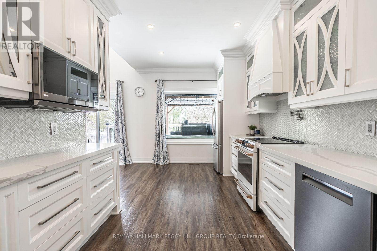 99 Mcintyre Drive, Barrie, ON - Indoor Photo Showing Kitchen With Upgraded Kitchen