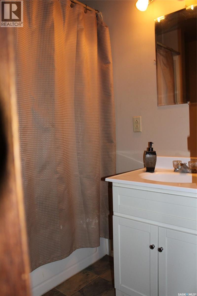 508 1St Avenue E, Lampman, SK - Indoor Photo Showing Bathroom