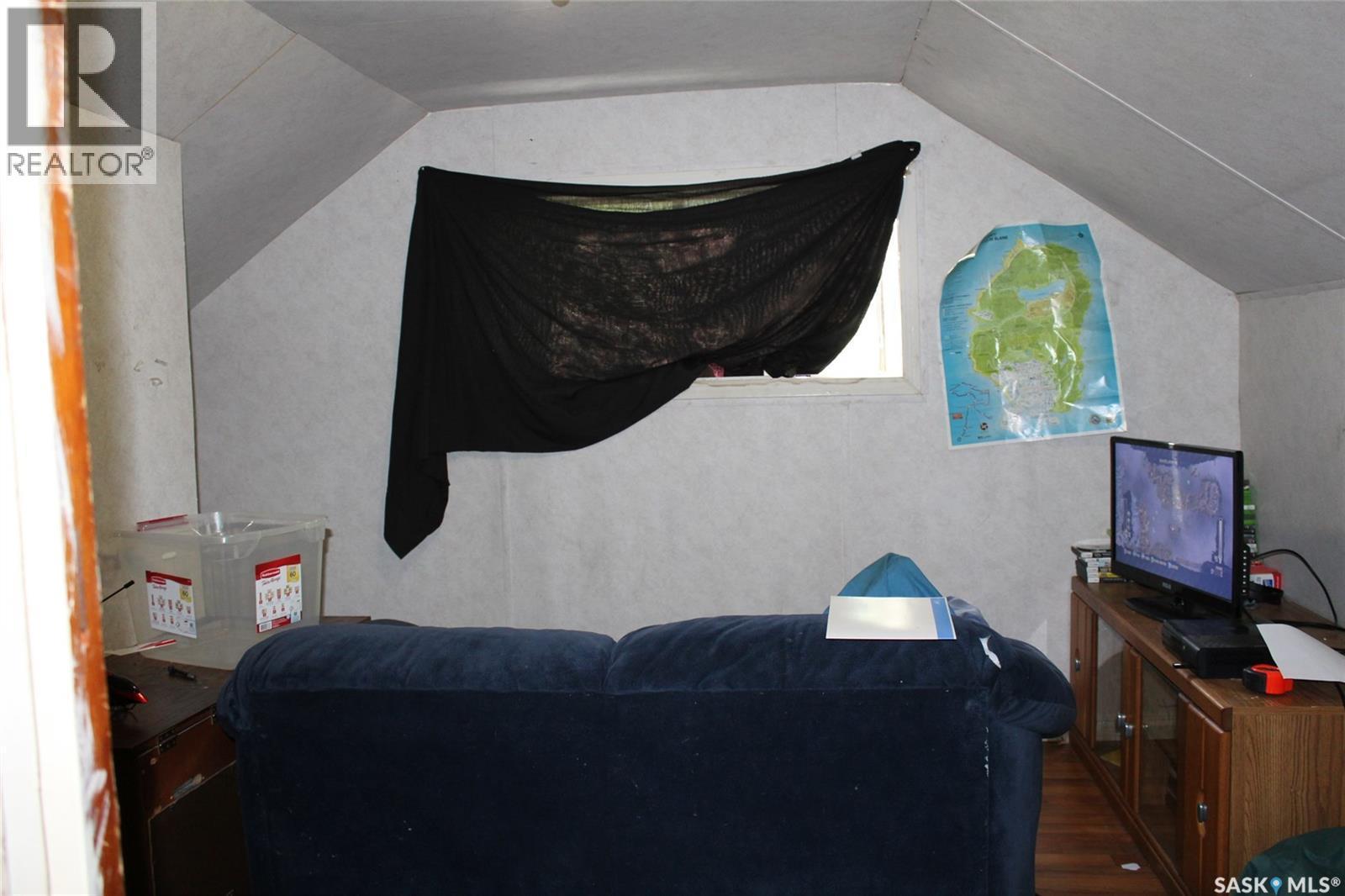 508 1St Avenue E, Lampman, SK - Indoor