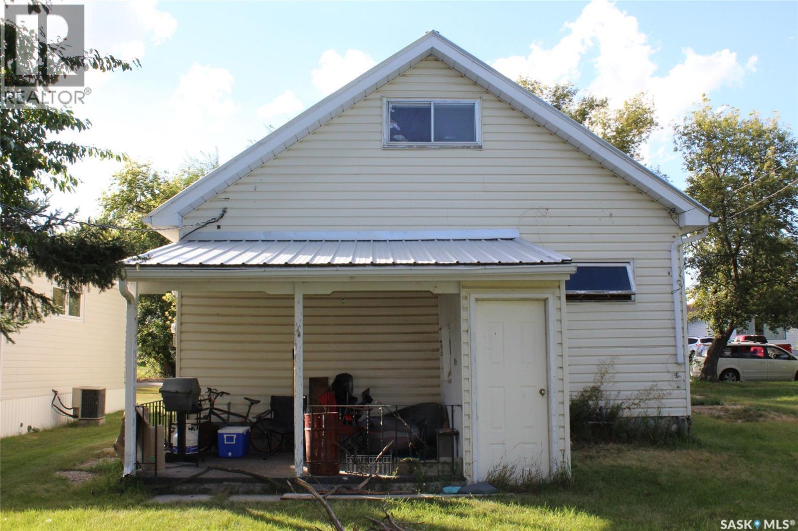 508 1St Avenue E, Lampman, SK - Outdoor With Exterior