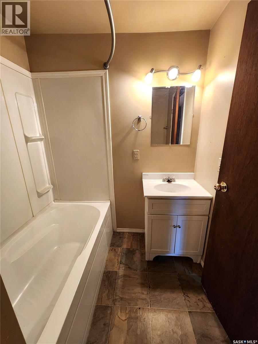 508 1St Avenue E, Lampman, SK - Indoor Photo Showing Bathroom