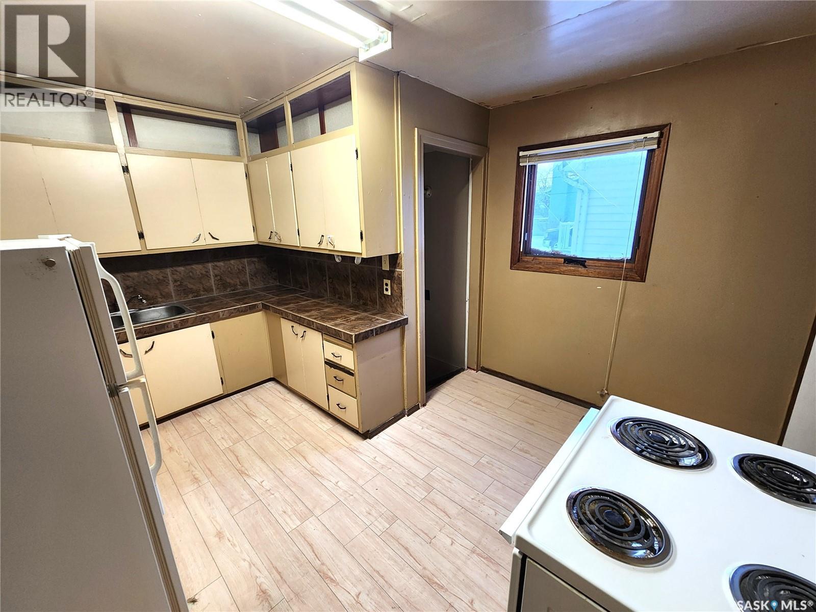 508 1St Avenue E, Lampman, SK - Indoor Photo Showing Kitchen