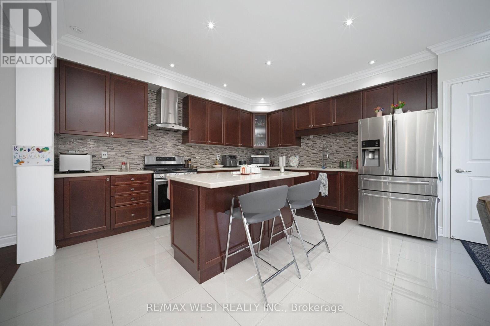 43 Swanton Road, Brampton, ON - Indoor Photo Showing Kitchen With Stainless Steel Kitchen With Upgraded Kitchen