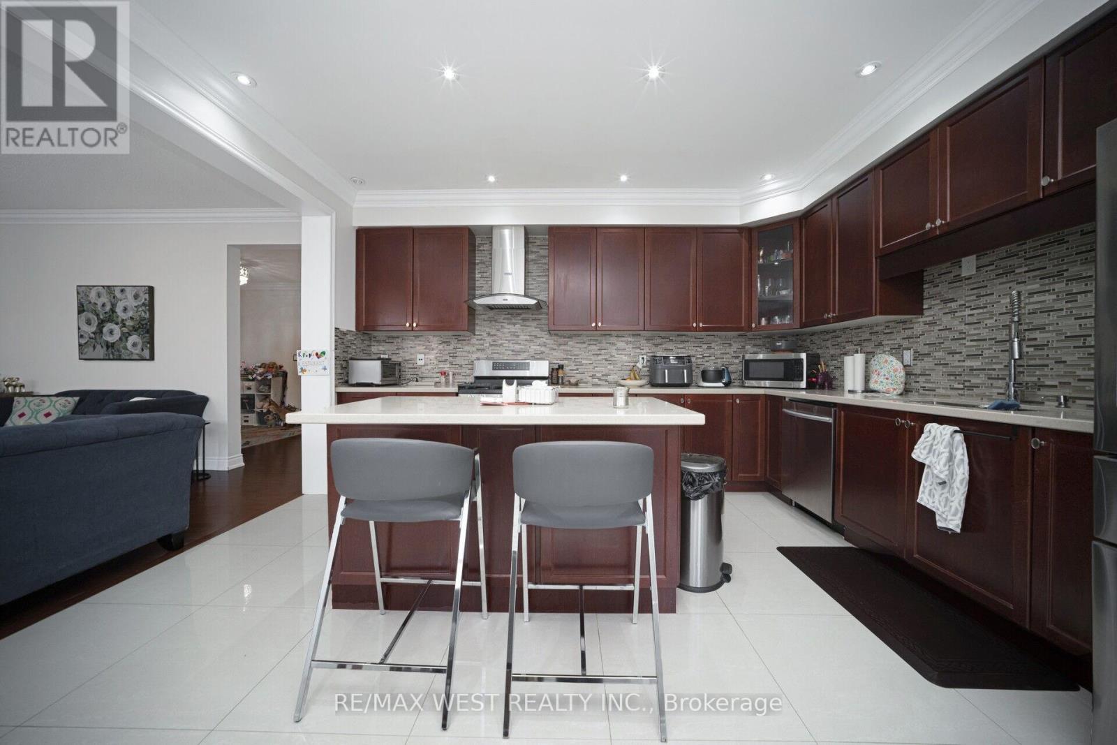 43 Swanton Road, Brampton, ON - Indoor Photo Showing Kitchen With Upgraded Kitchen