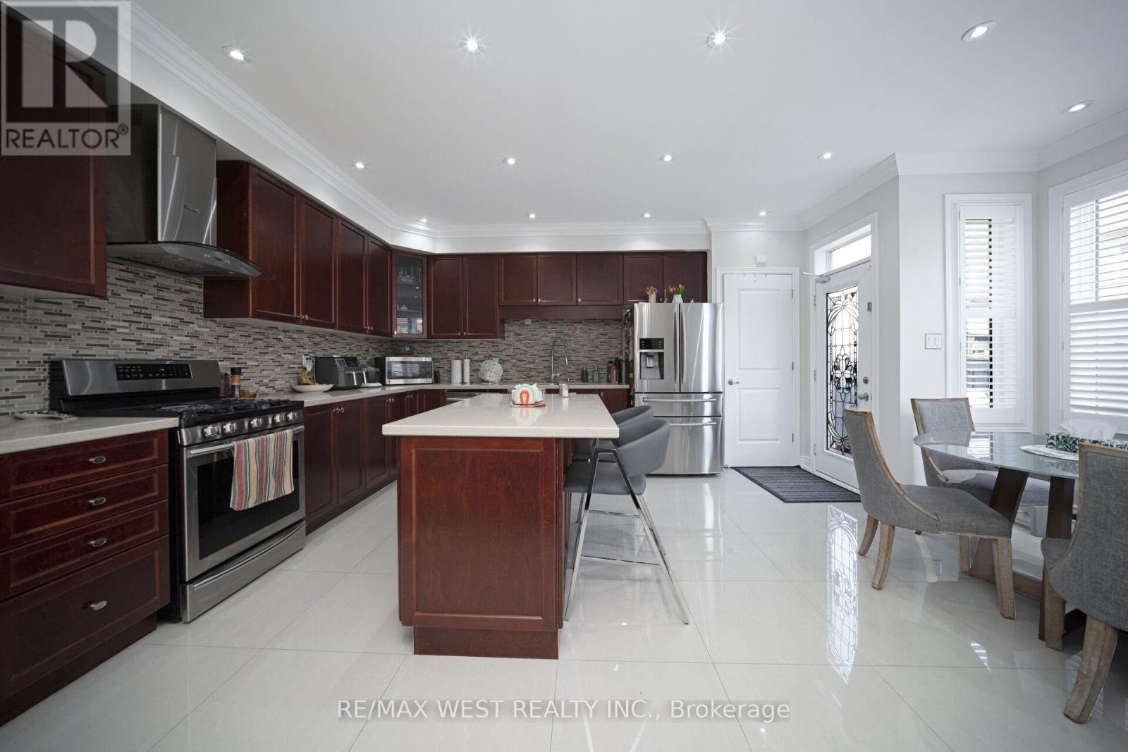 43 Swanton Road, Brampton, ON - Indoor Photo Showing Kitchen With Stainless Steel Kitchen With Upgraded Kitchen