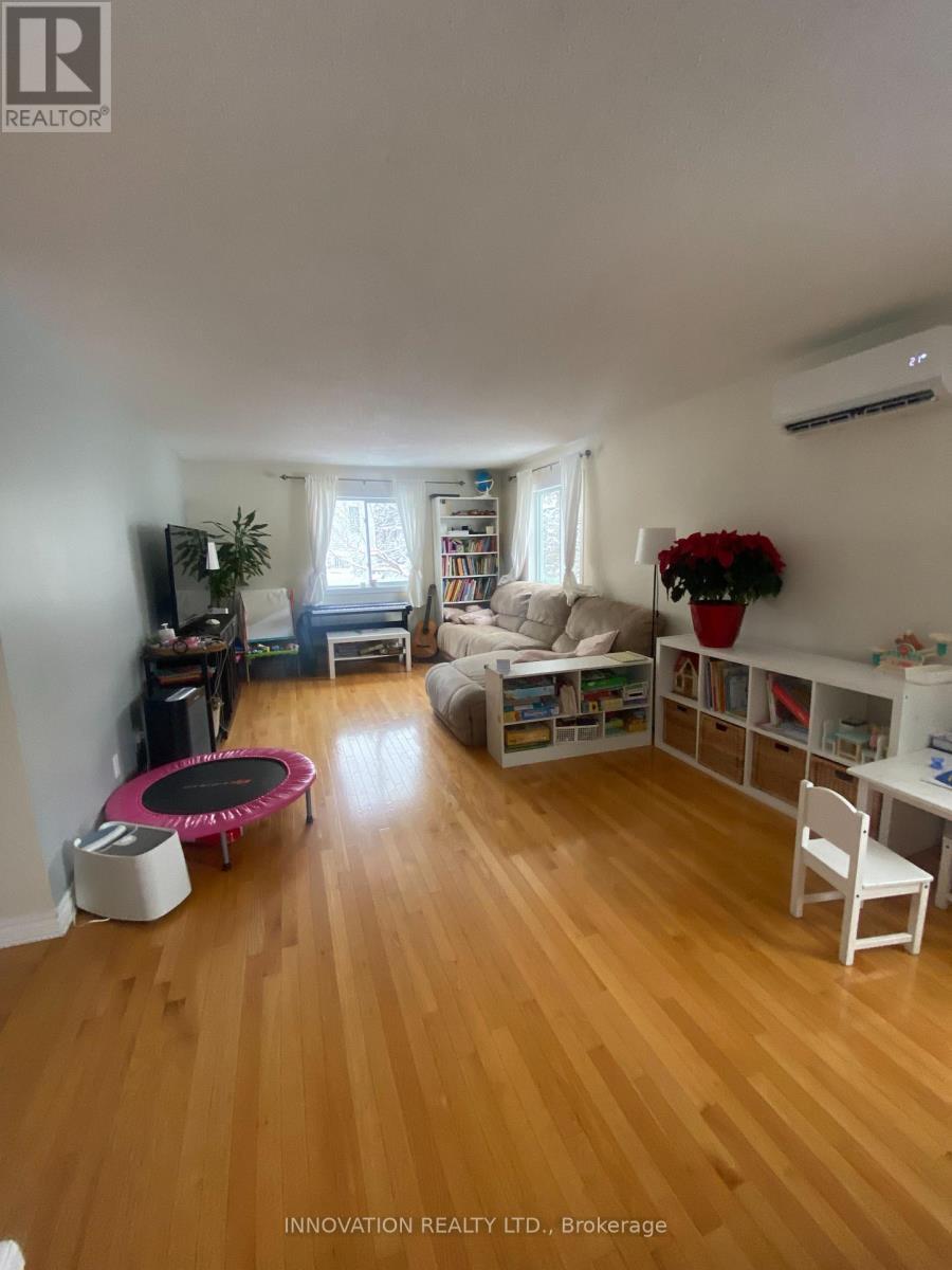 Bright Main floor living with hardwood floors - 58 - 122 Castlegreen Private, Ottawa, ON