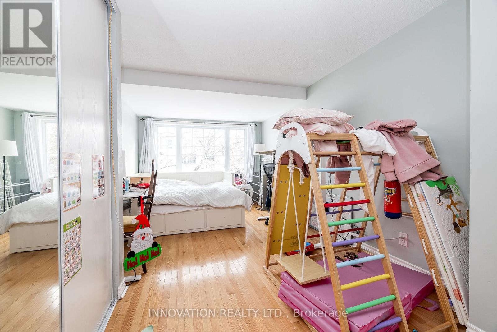 Huge Primary bedroom with double closets! - 58 - 122 Castlegreen Private, Ottawa, ON