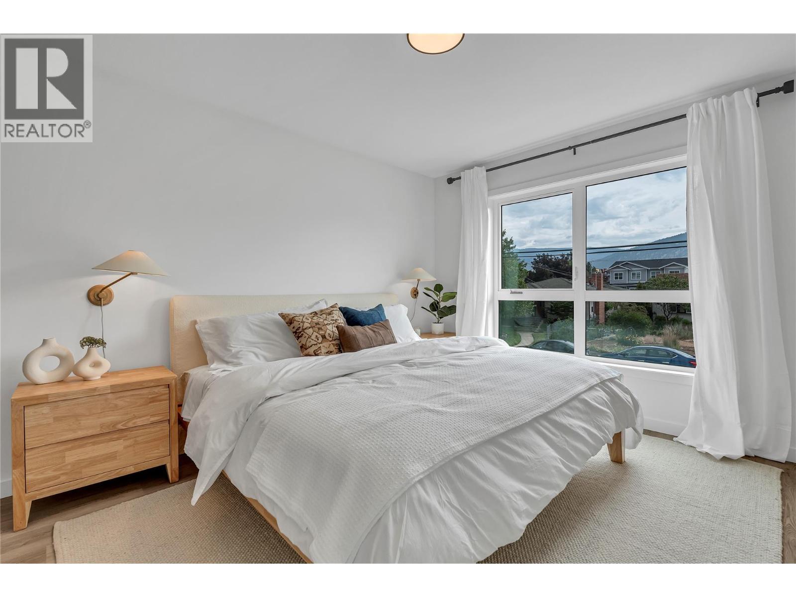 687 Victoria Drive Unit# 101, Penticton, BC - Indoor Photo Showing Bedroom