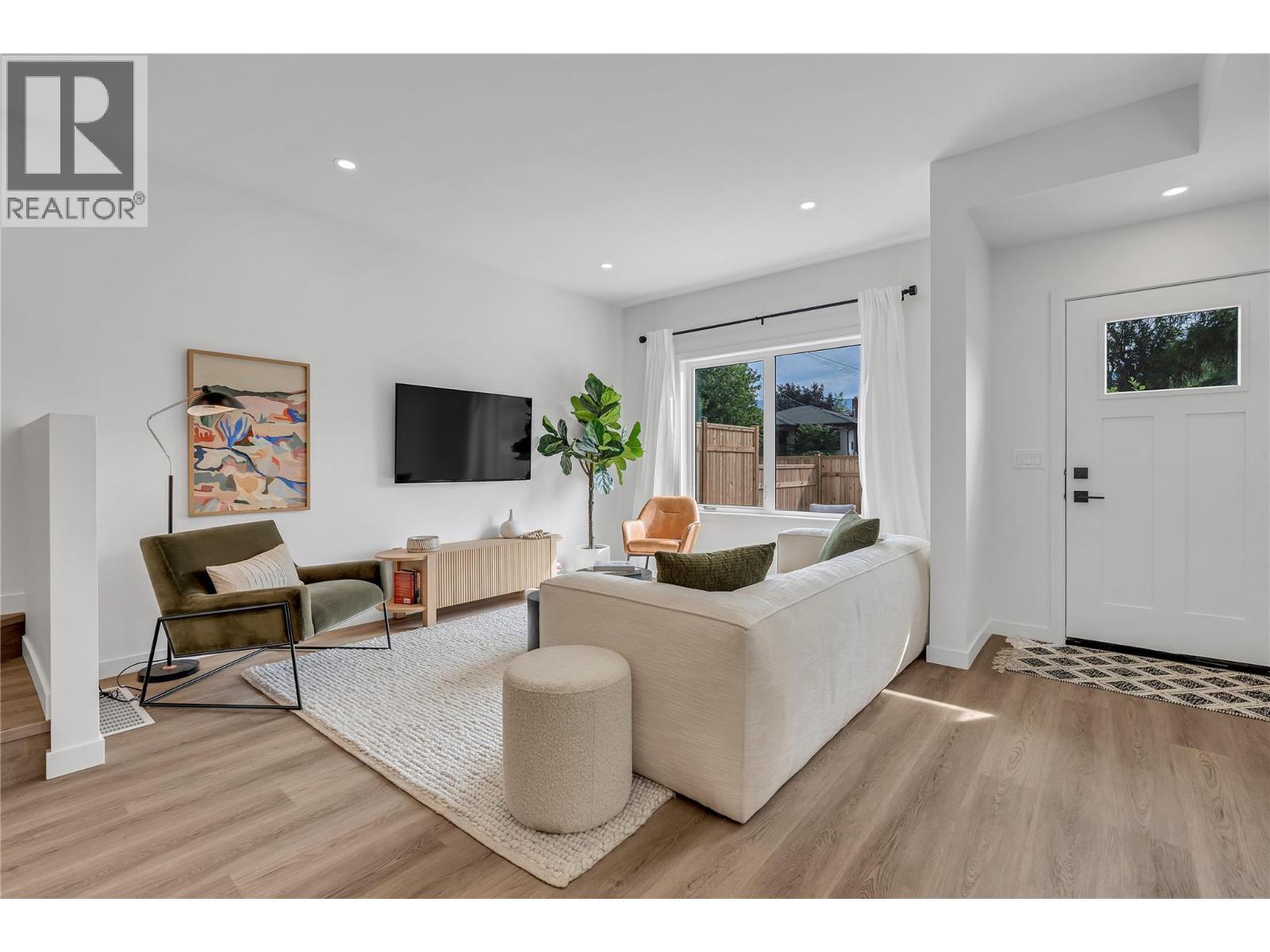 687 Victoria Drive Unit# 101, Penticton, BC - Indoor Photo Showing Living Room