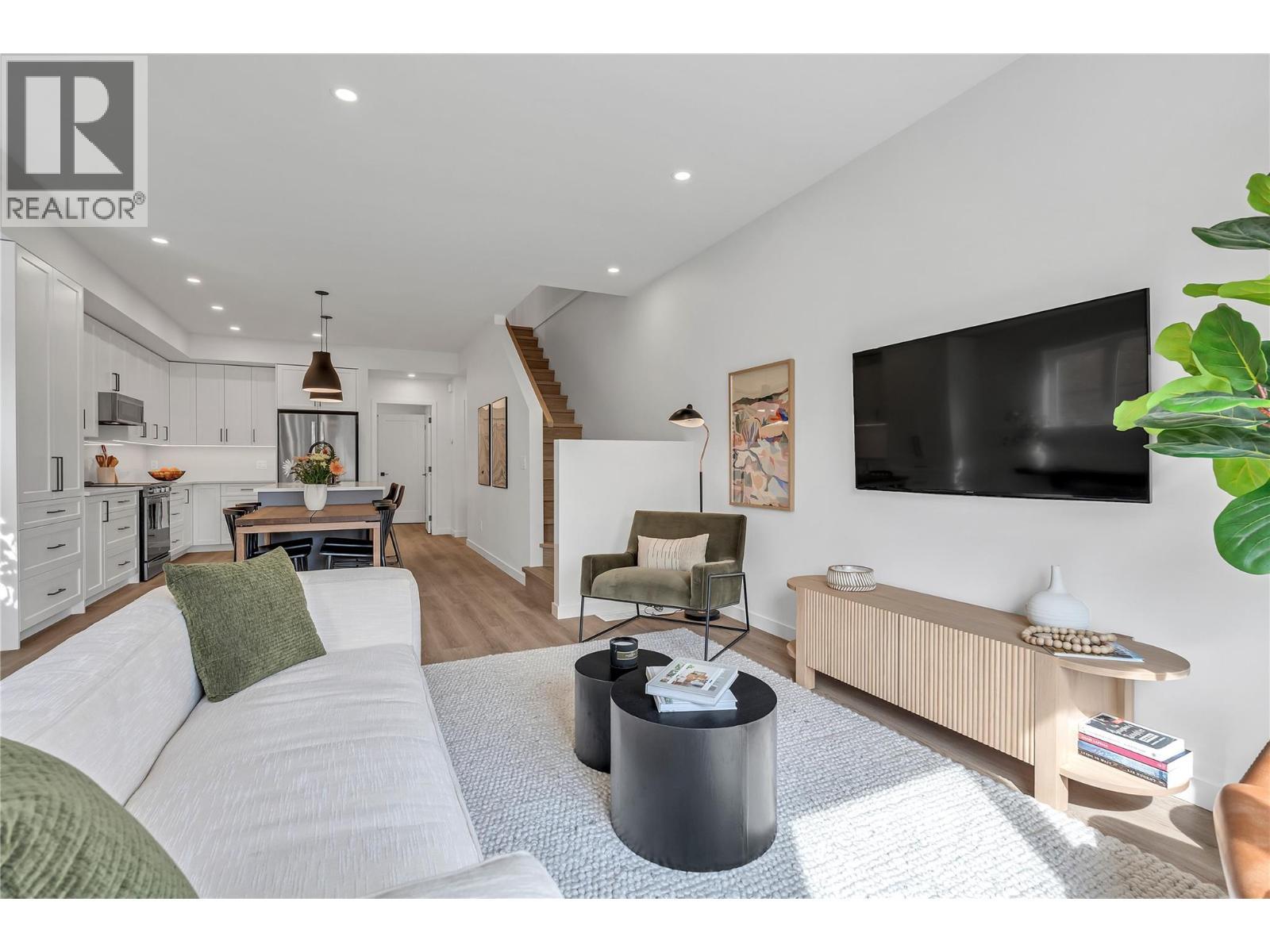 687 Victoria Drive Unit# 101, Penticton, BC - Indoor Photo Showing Living Room