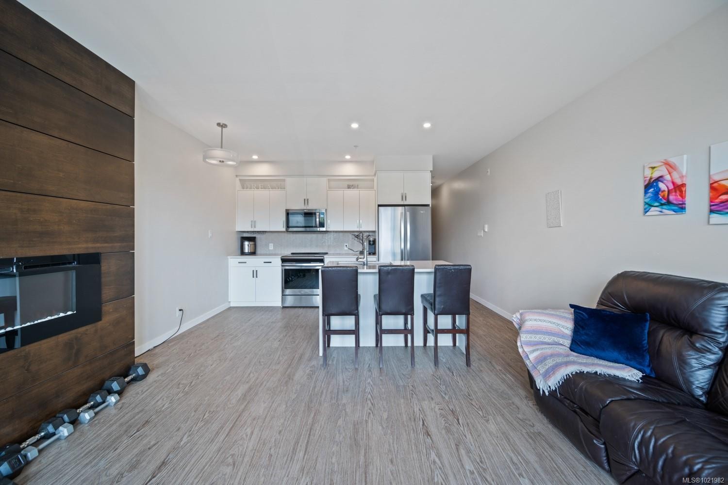 310-91 Chapel St, Nanaimo, BC - Indoor With Fireplace