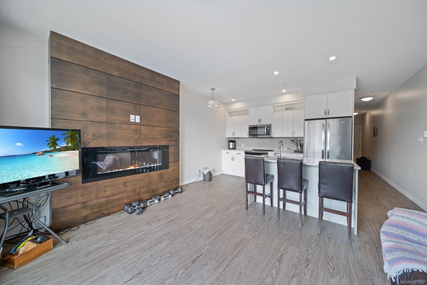 310-91 Chapel St, Nanaimo, BC - Indoor With Fireplace