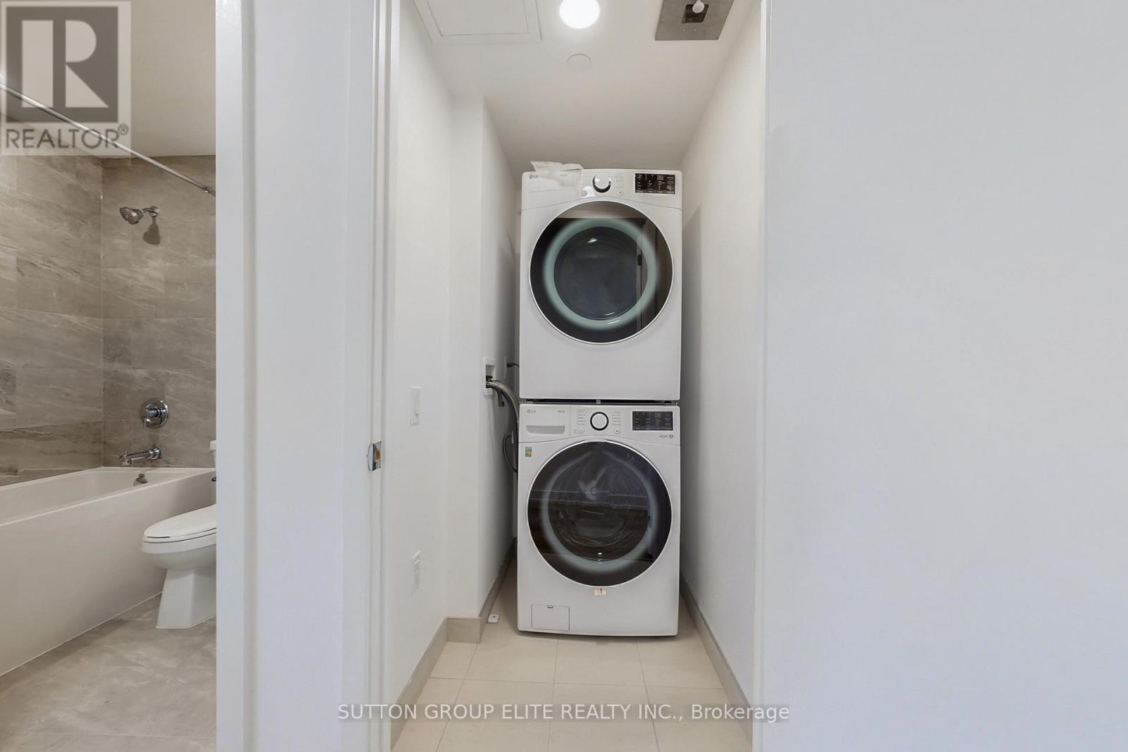 3506 - 395 Square One Drive, Mississauga, ON - Indoor Photo Showing Laundry Room