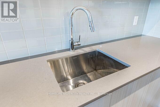 709 - 2481 Taunton Road, Oakville, ON - Indoor Photo Showing Kitchen