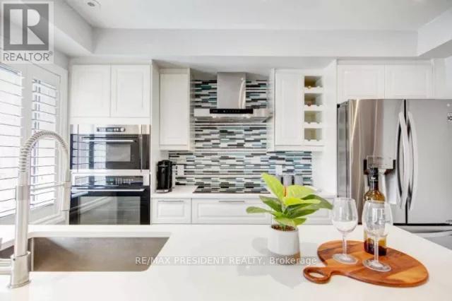 160 - 601 Shoreline Drive N, Mississauga, ON - Indoor Photo Showing Kitchen With Upgraded Kitchen