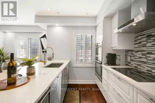 160 - 601 Shoreline Drive N, Mississauga, ON - Indoor Photo Showing Kitchen With Upgraded Kitchen