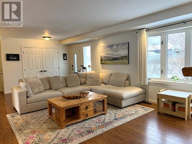 4511 Beaver Avenue, Hanmer, ON - Indoor Photo Showing Living Room