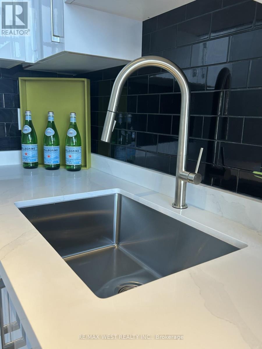 207 - 410 King Street W, Kitchener, ON - Indoor Photo Showing Kitchen With Double Sink