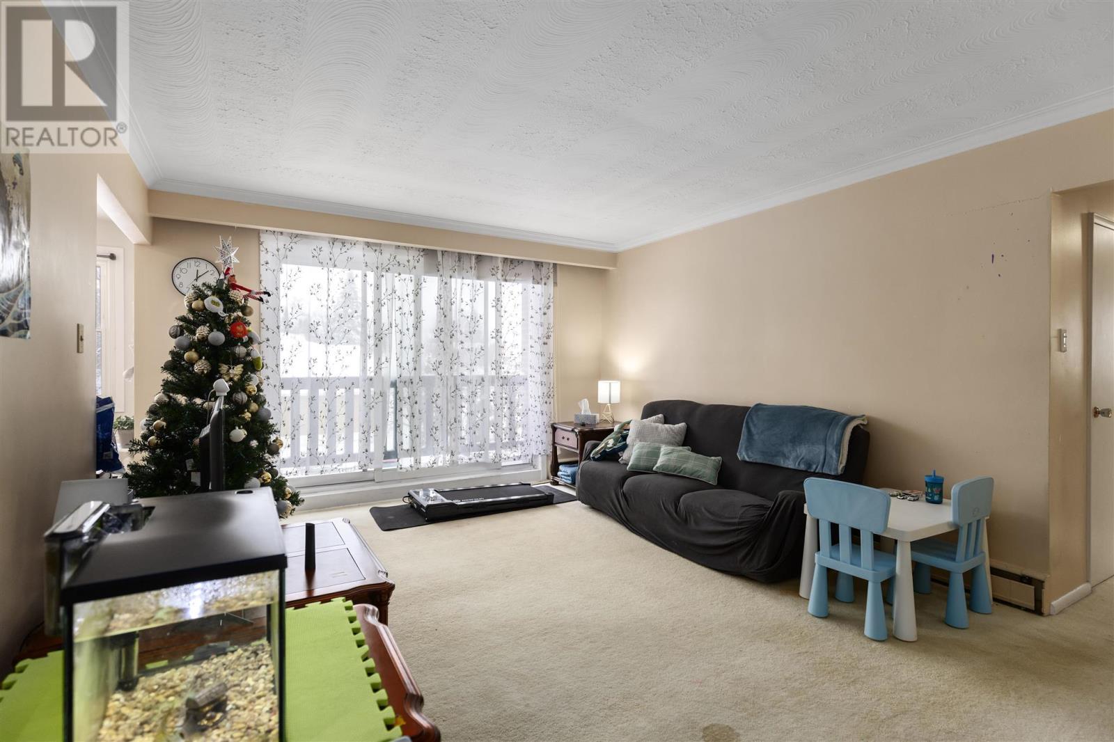 570 Macdonald Ave # 303, Sault Ste. Marie, ON - Indoor Photo Showing Living Room