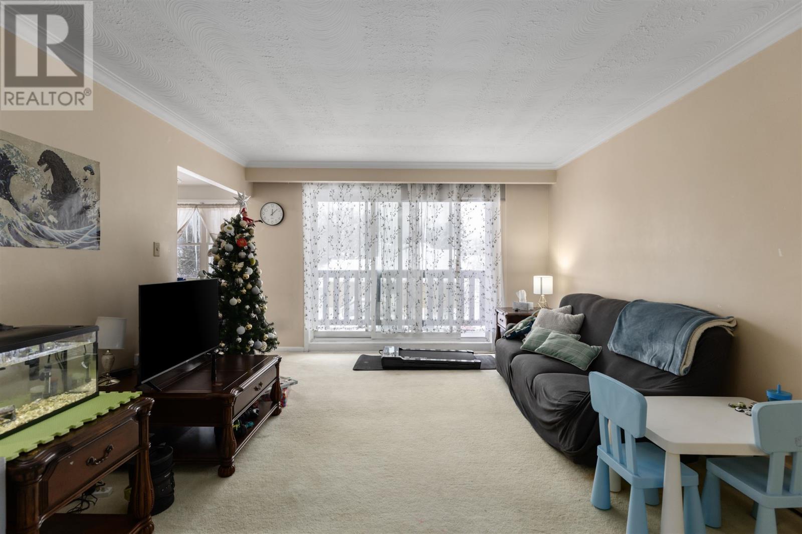 570 Macdonald Ave # 303, Sault Ste. Marie, ON - Indoor Photo Showing Living Room