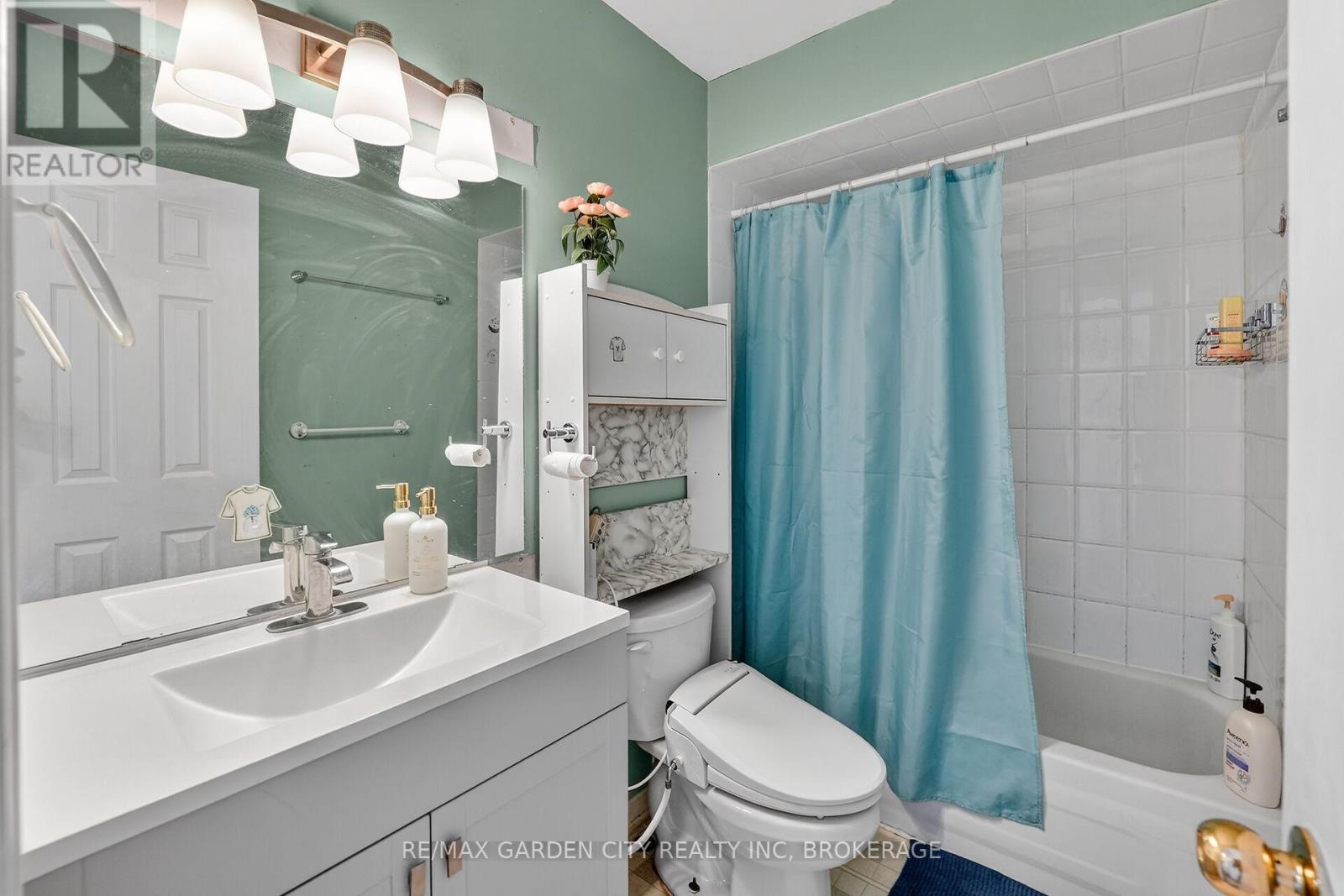 2nd Floor Bathroom - 218 Confederation Avenue, Thorold (Confederation Heights), ON - Indoor Photo Showing Bathroom