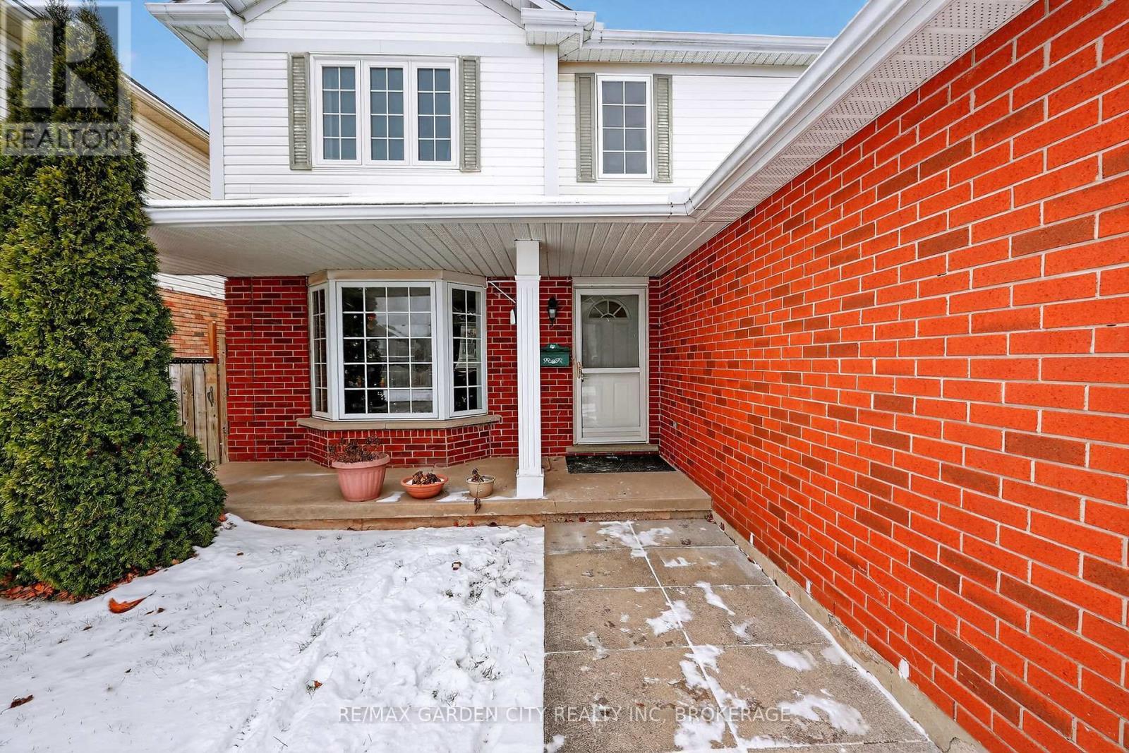 Covered Front Porch - 218 Confederation Avenue, Thorold (Confederation Heights), ON - Outdoor With Exterior