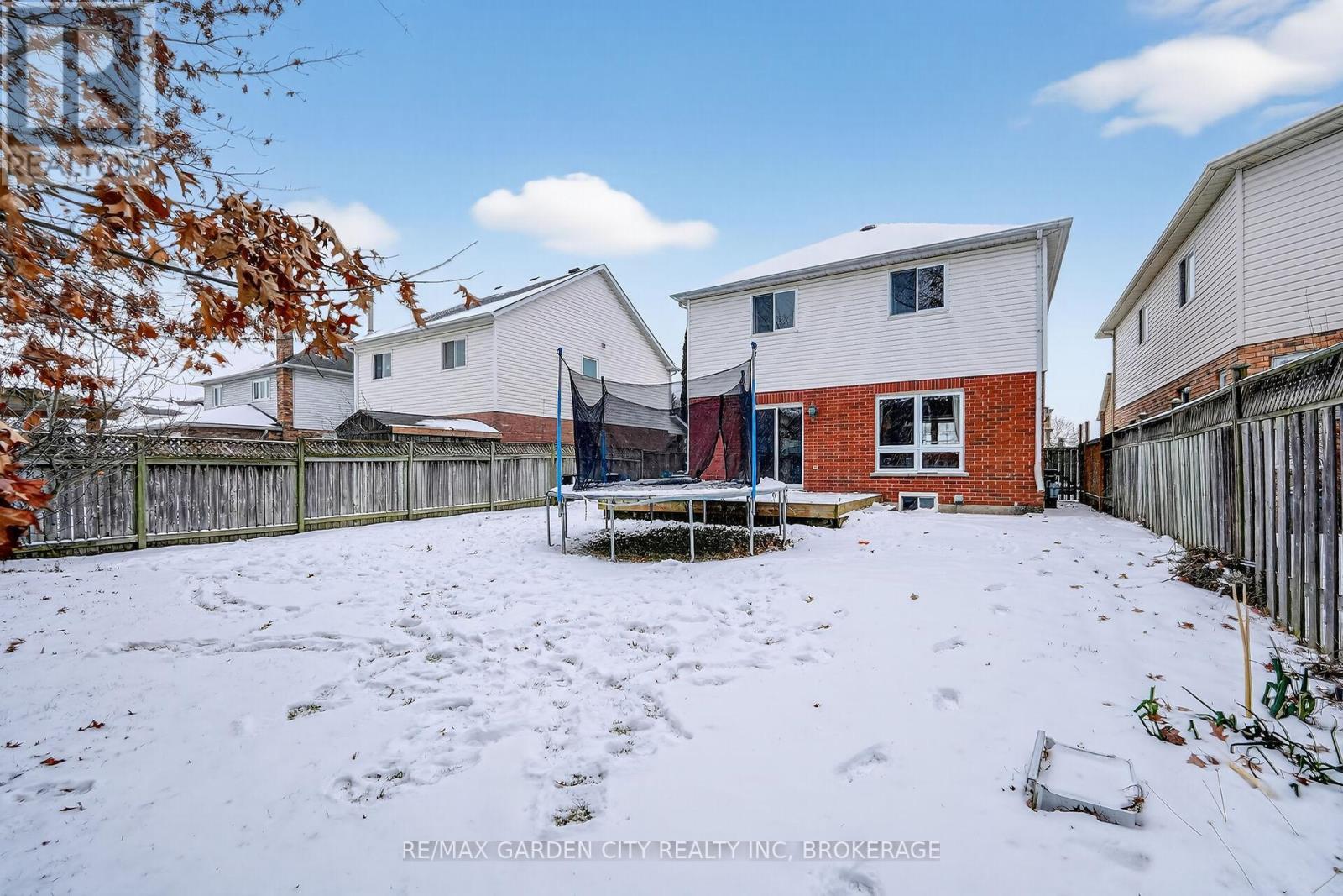 Large Backyard (Fully Fenced) - 218 Confederation Avenue, Thorold (Confederation Heights), ON - Outdoor