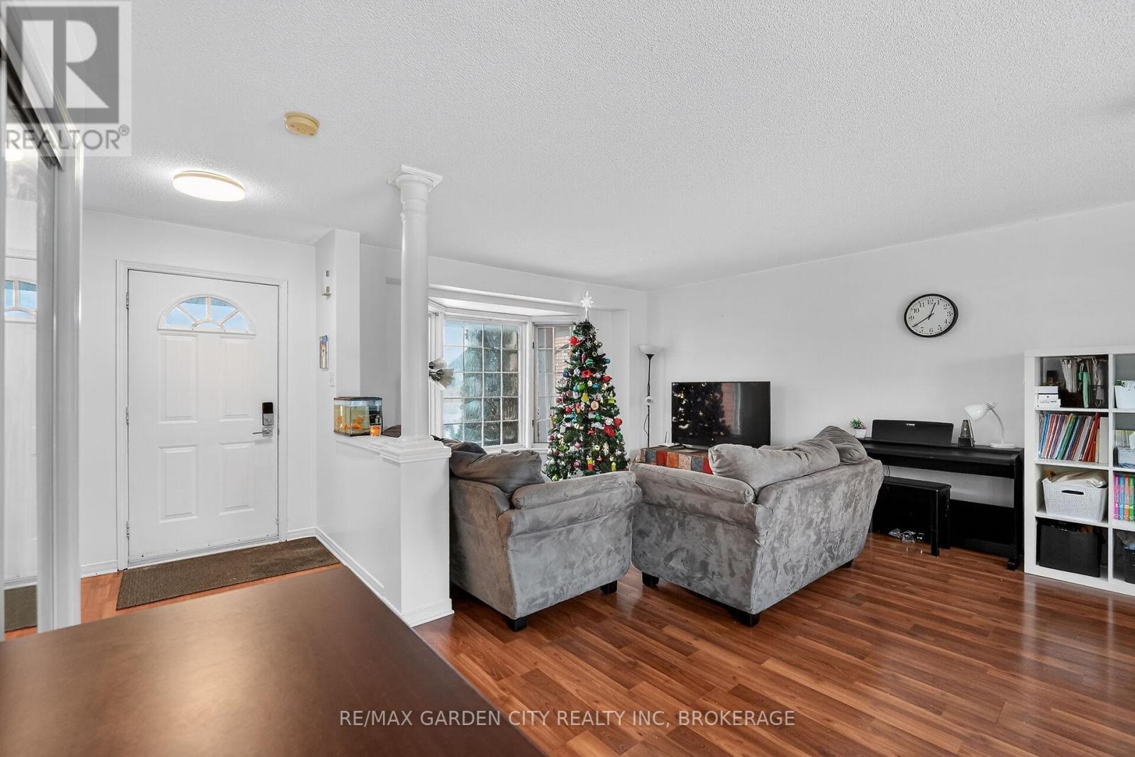 Front Entrance - 218 Confederation Avenue, Thorold (Confederation Heights), ON - Indoor Photo Showing Living Room
