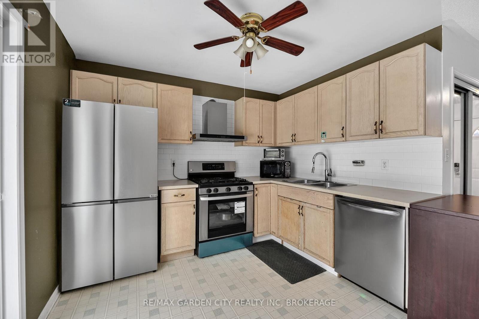 Fridge, Stove, Dishwasher (All Included) - 218 Confederation Avenue, Thorold (Confederation Heights), ON - Indoor Photo Showing Kitchen With Double Sink