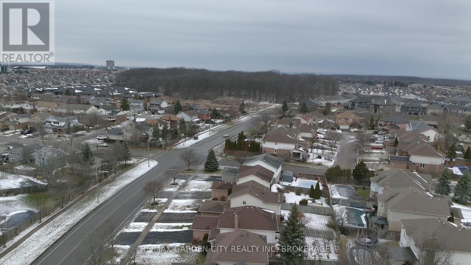 A short bus ride to Brock university. - 218 Confederation Avenue, Thorold (Confederation Heights), ON - Outdoor With View