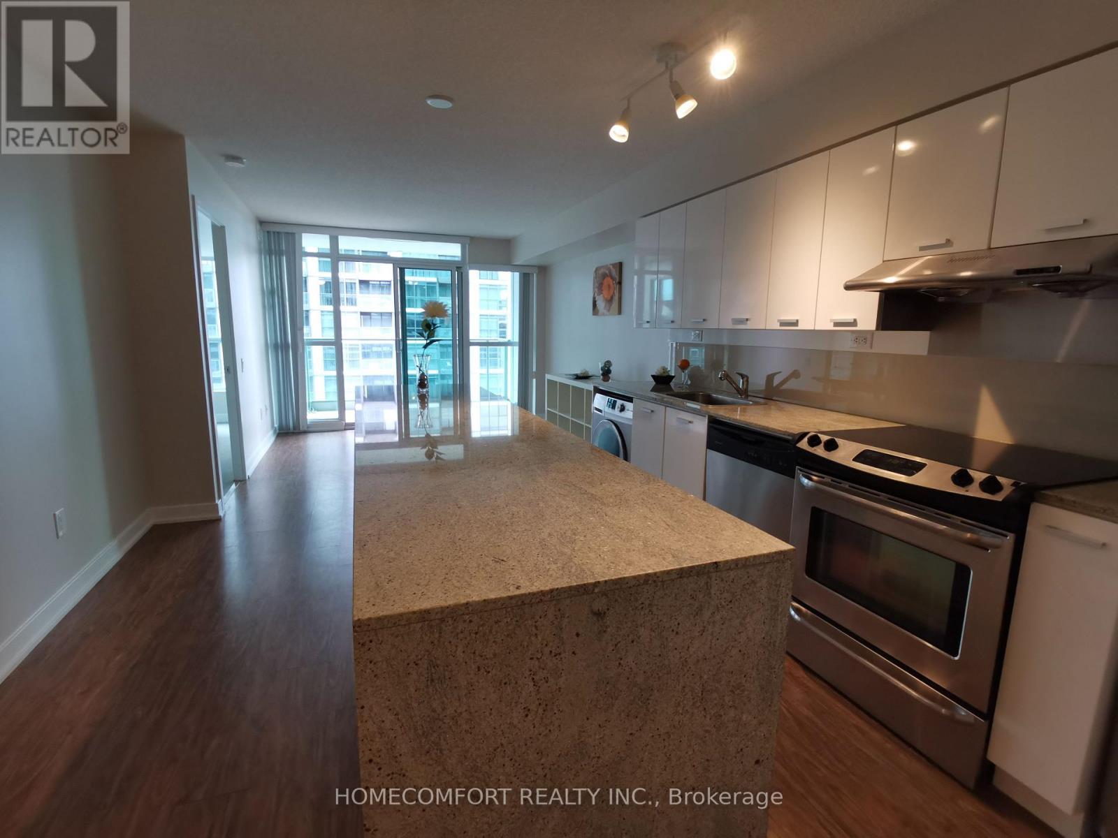 915 - 15 Singer Court, Toronto, ON - Indoor Photo Showing Kitchen