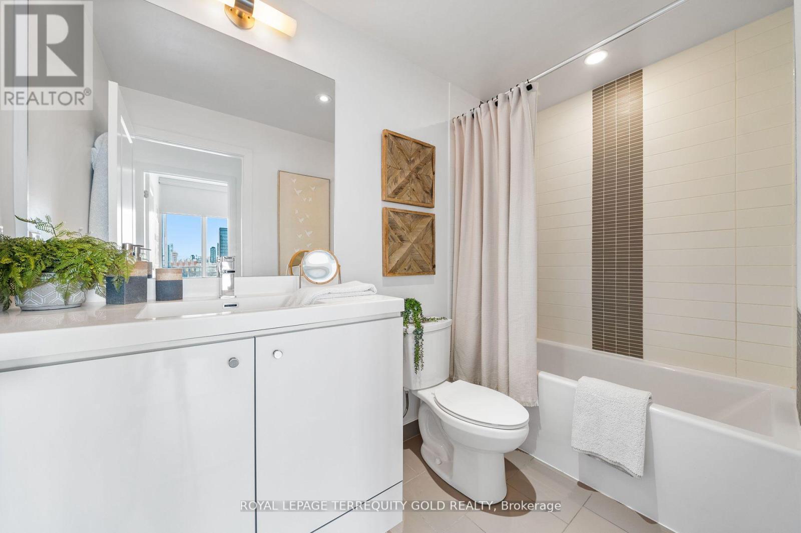 1901 - 105 George Street, Toronto, ON - Indoor Photo Showing Bathroom