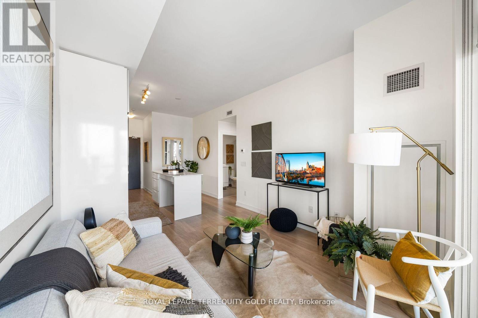 1901 - 105 George Street, Toronto, ON - Indoor Photo Showing Living Room