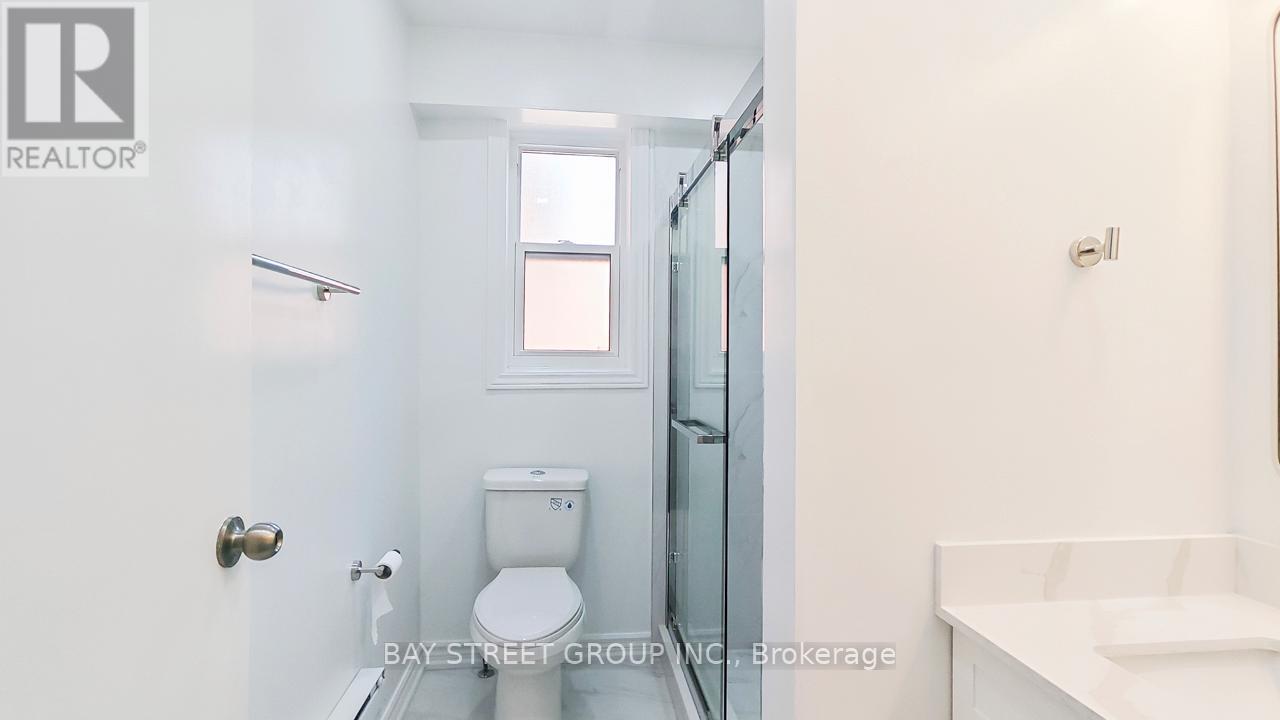 Upper - 859 1/2 Bathurst Street, Toronto, ON - Indoor Photo Showing Bathroom
