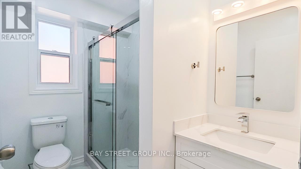Upper - 859 1/2 Bathurst Street, Toronto, ON - Indoor Photo Showing Bathroom