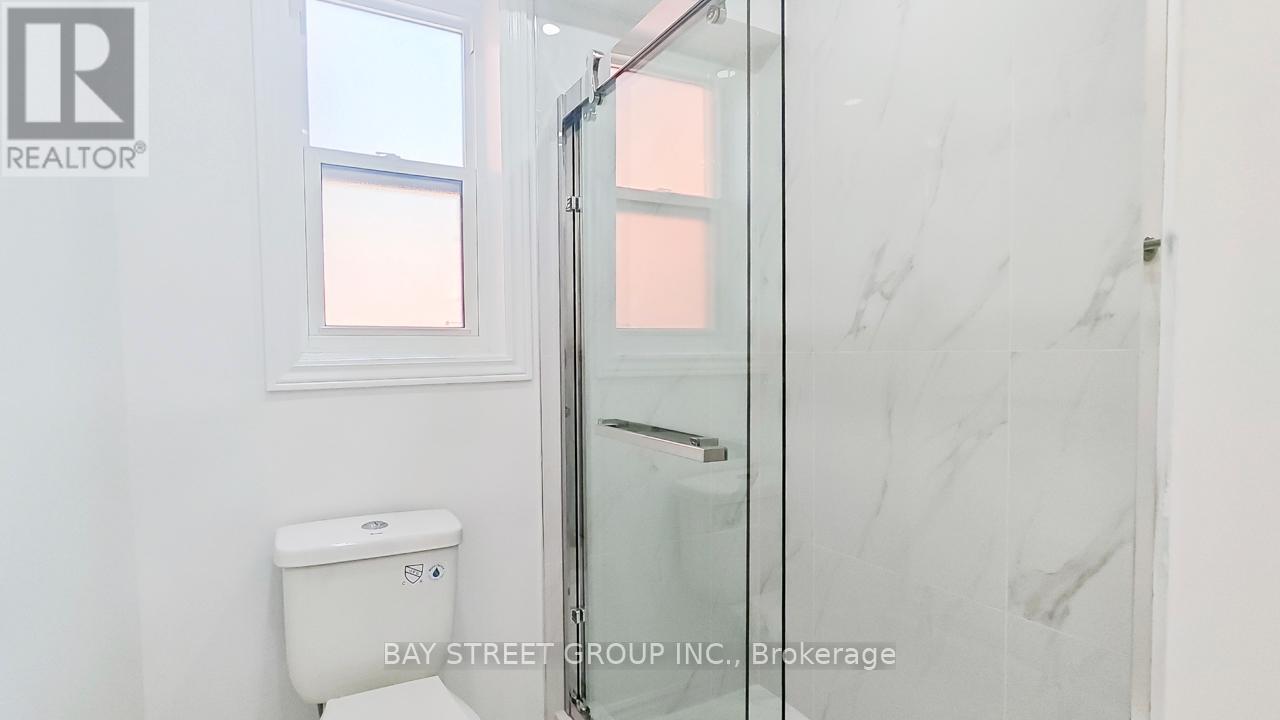 Upper - 859 1/2 Bathurst Street, Toronto, ON - Indoor Photo Showing Bathroom
