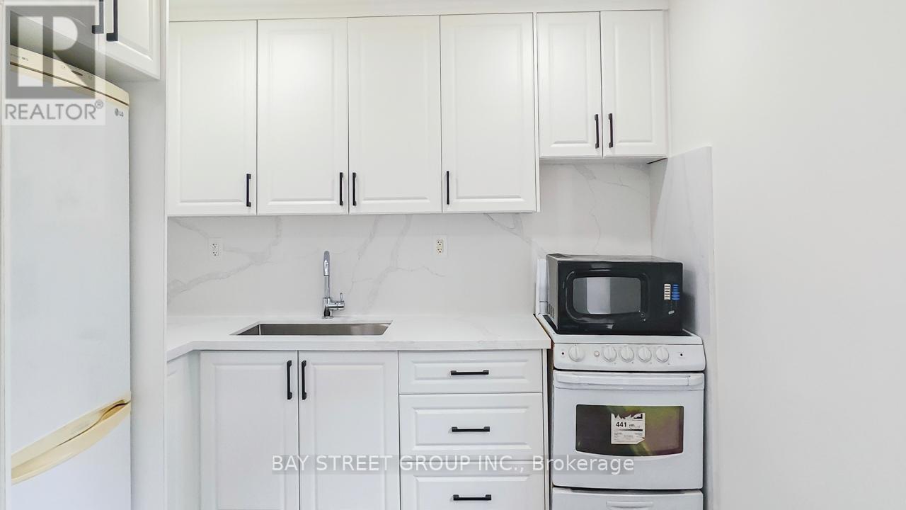 Upper - 859 1/2 Bathurst Street, Toronto, ON - Indoor Photo Showing Kitchen