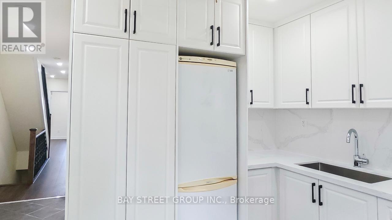 Upper - 859 1/2 Bathurst Street, Toronto, ON - Indoor Photo Showing Kitchen