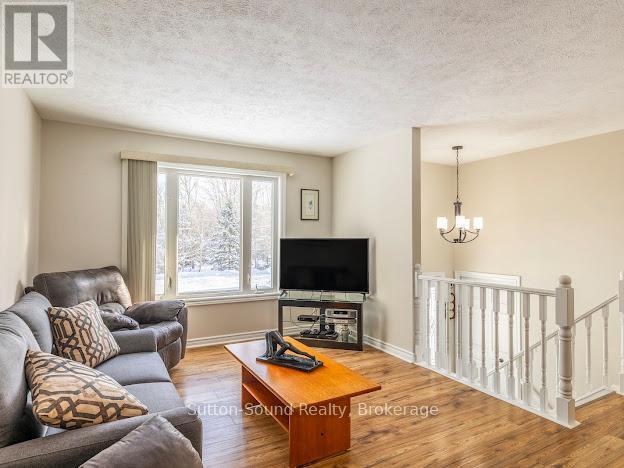 240135 Wilcox Side Road, Georgian Bluffs, ON - Indoor Photo Showing Living Room