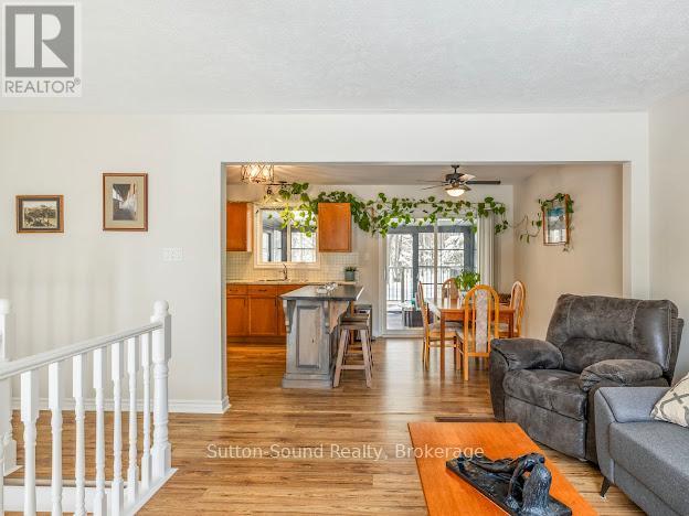 240135 Wilcox Side Road, Georgian Bluffs, ON - Indoor Photo Showing Living Room