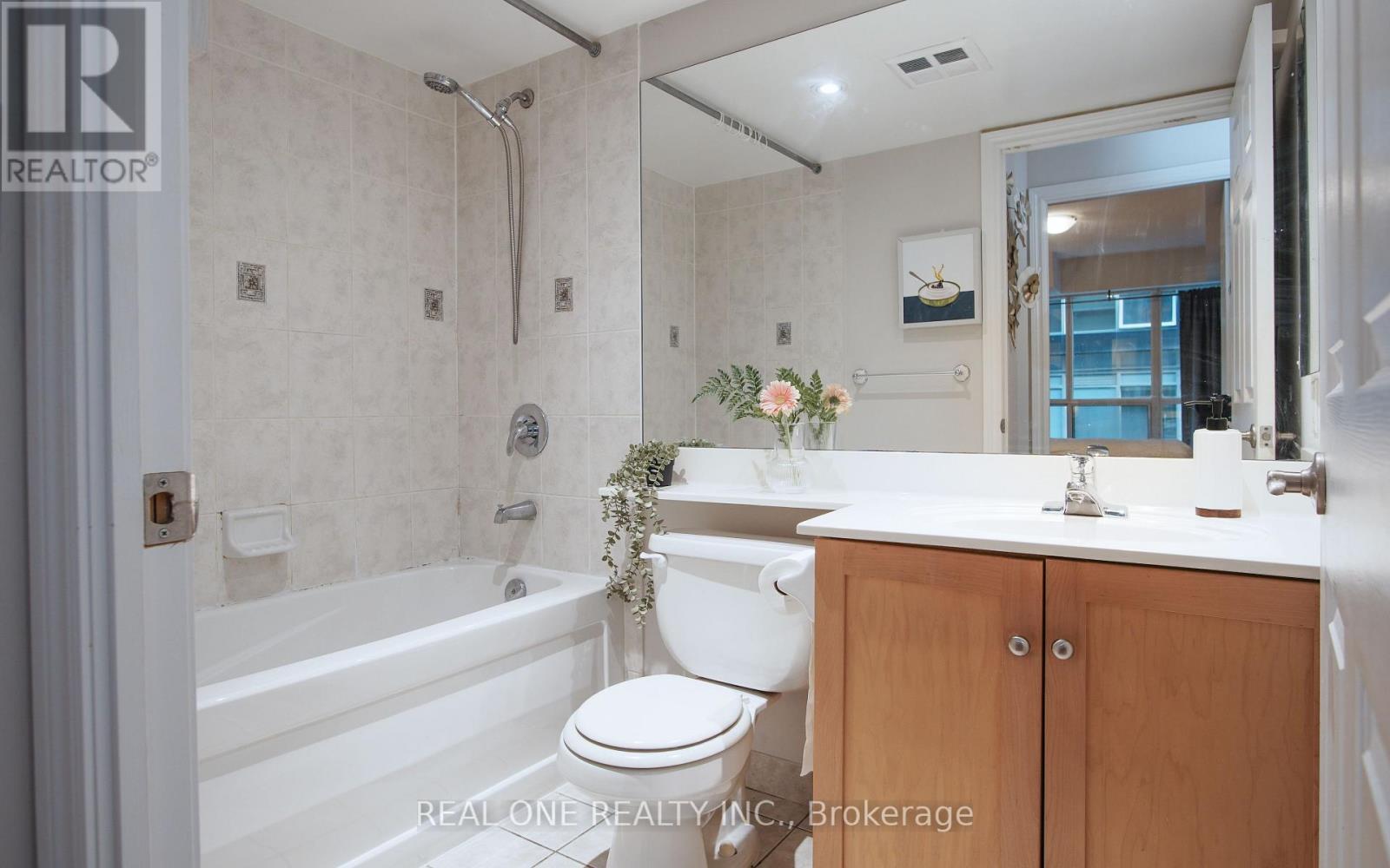 929 - 250 Wellington Street W, Toronto, ON - Indoor Photo Showing Bathroom