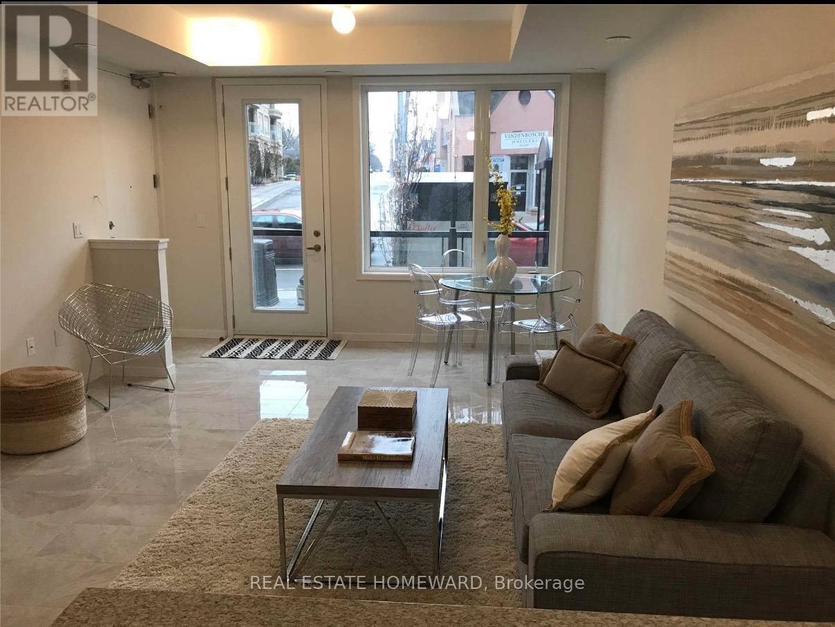 600 Alex Gardner Circle, Aurora, ON - Indoor Photo Showing Living Room