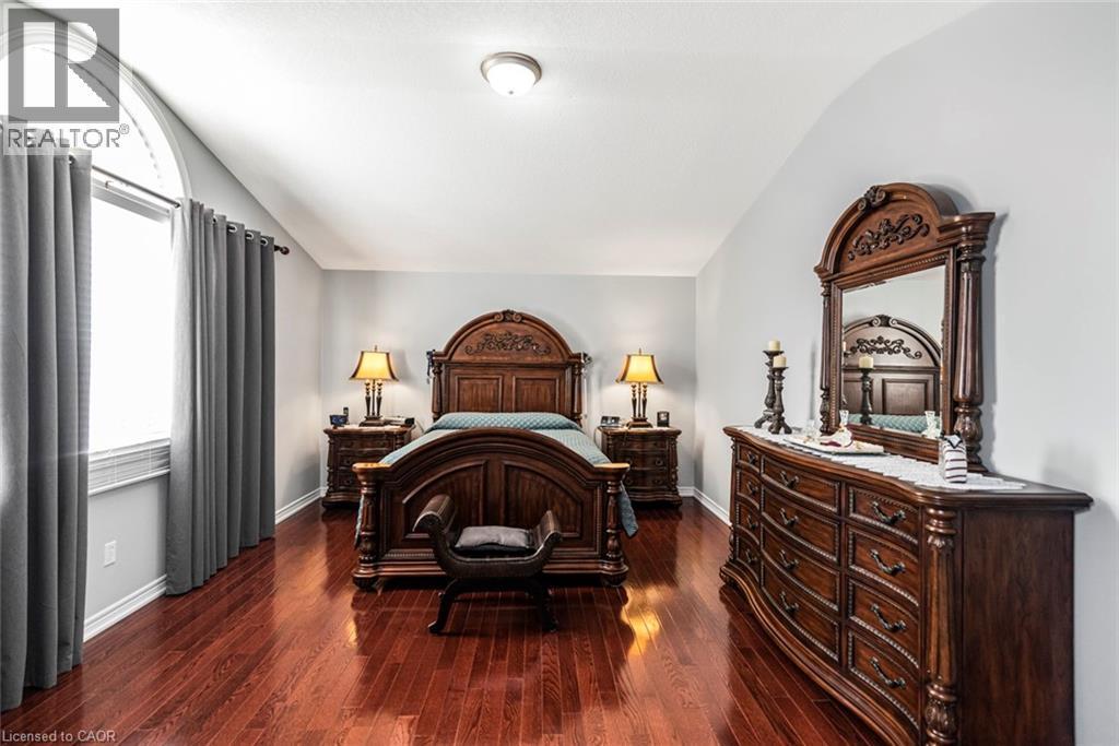102 Erika Crescent, Hamilton, ON - Indoor Photo Showing Bedroom