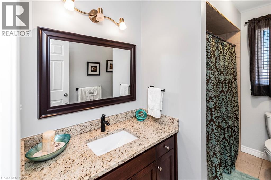 102 Erika Crescent, Hamilton, ON - Indoor Photo Showing Bathroom