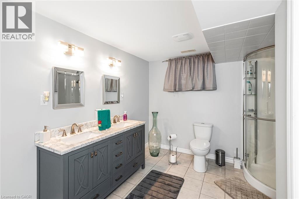 102 Erika Crescent, Hamilton, ON - Indoor Photo Showing Bathroom