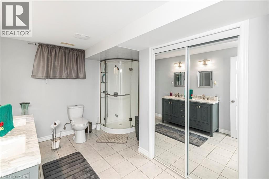 102 Erika Crescent, Hamilton, ON - Indoor Photo Showing Bathroom