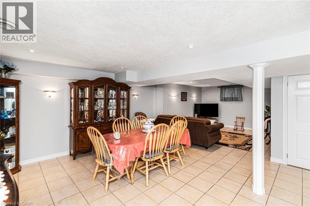 102 Erika Crescent, Hamilton, ON - Indoor Photo Showing Dining Room