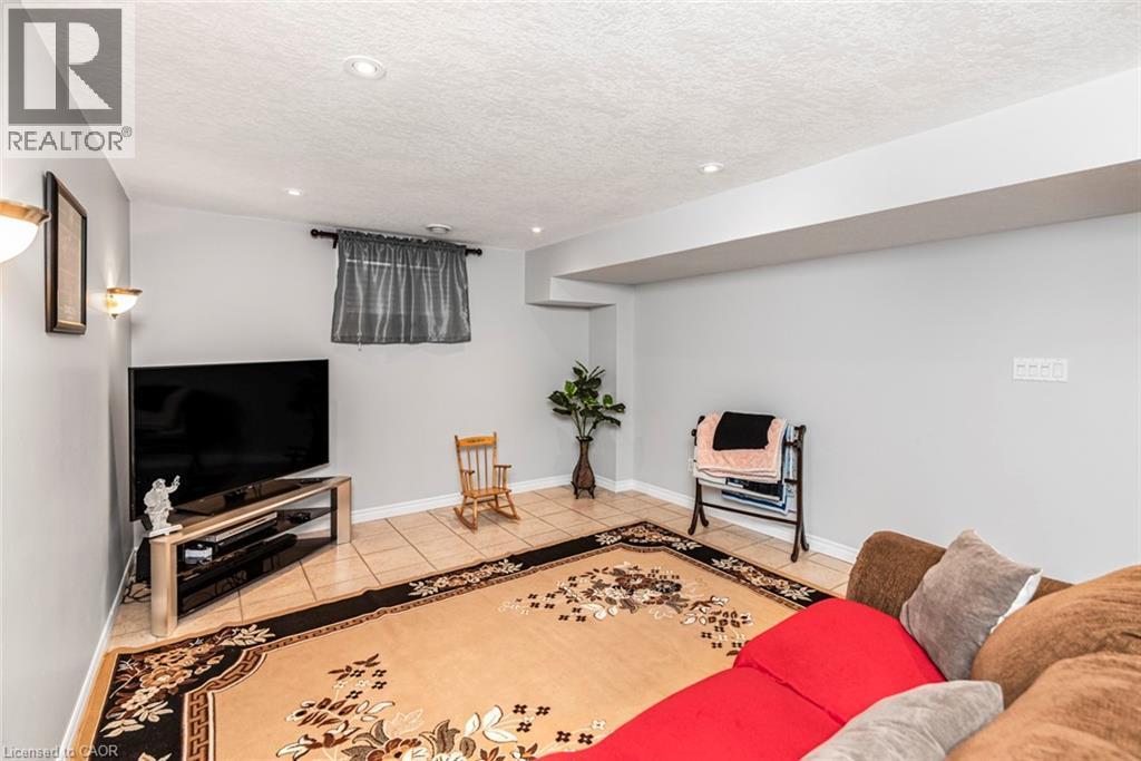 102 Erika Crescent, Hamilton, ON - Indoor Photo Showing Living Room