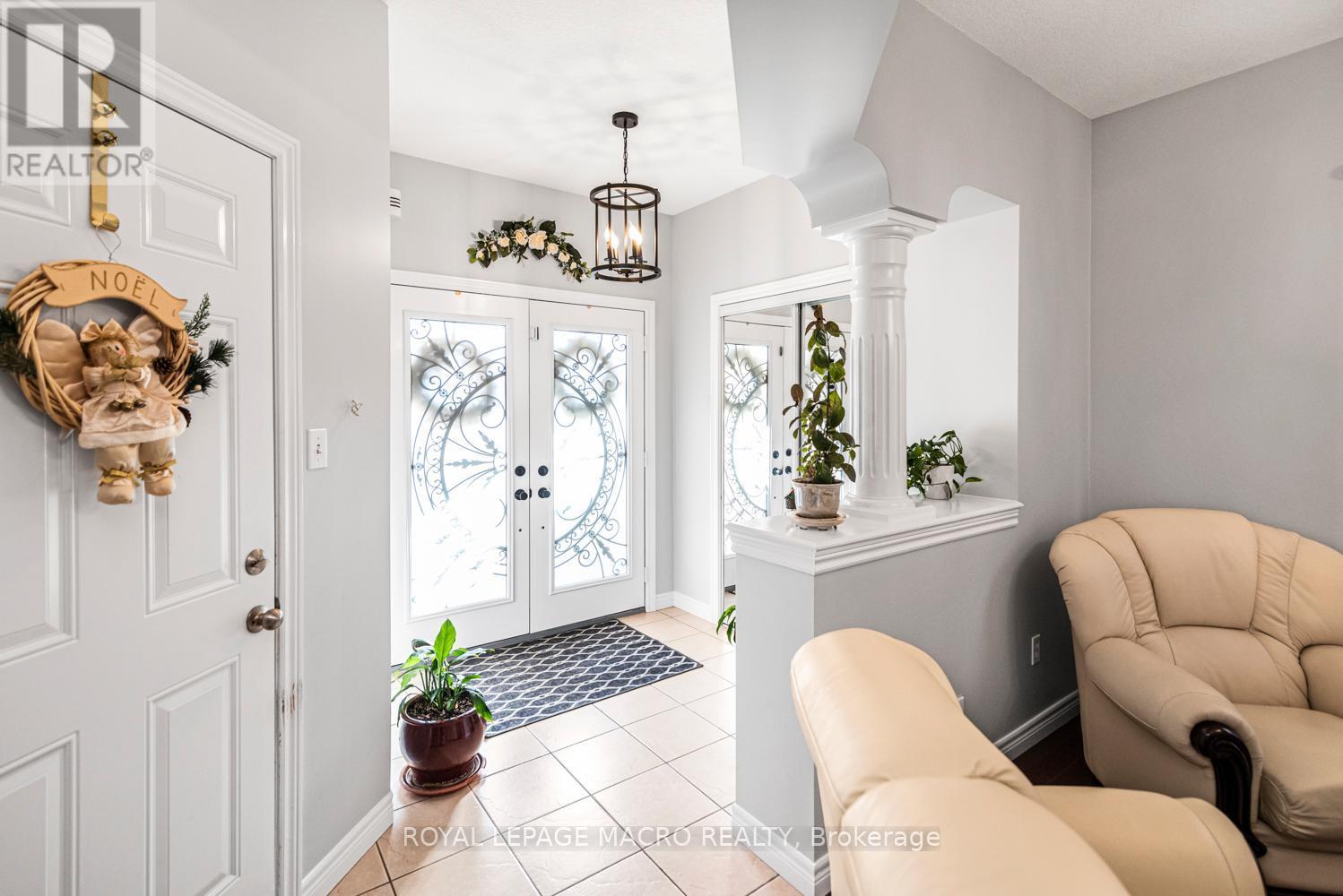 102 Erika Crescent, Hamilton, ON - Indoor Photo Showing Other Room